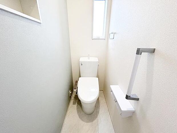 温水洗浄便座付きのトイレで、一年を通して快適にご利用できます。