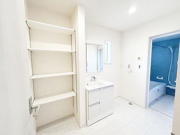 余裕のある脱衣スペースに加えてバスタオルや着替えなどを収納できる棚を完備。幅広の化粧台は朝の忙しい時間にも助かりそうですね。