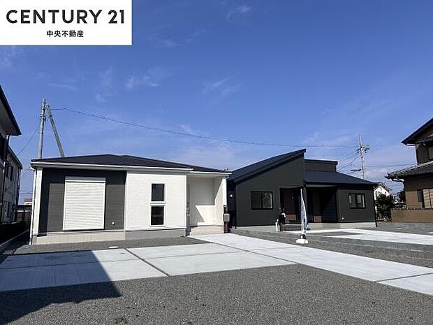 駐車場の床面は整備され、住まいの外観と調和した美しいデザイン。機能性だけでなく景観にもこだわったスペースです。(2026.2.16撮影)