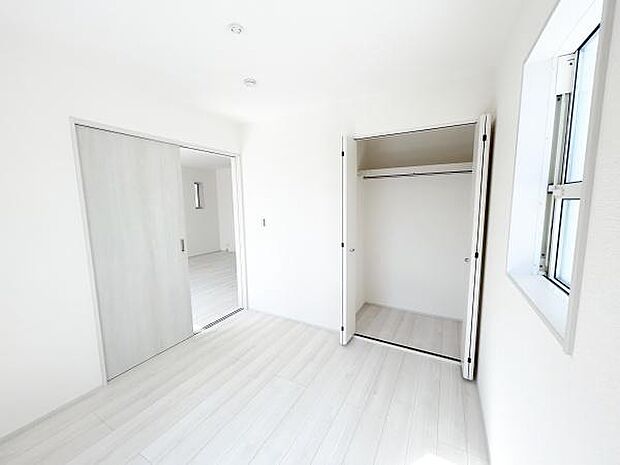 LDKの隣にある洋室ではお子様の遊び場にも最適!家事をしていても安心して見守ることができます。洗濯物も干すことができ、家事の時短にもなりそうですね。