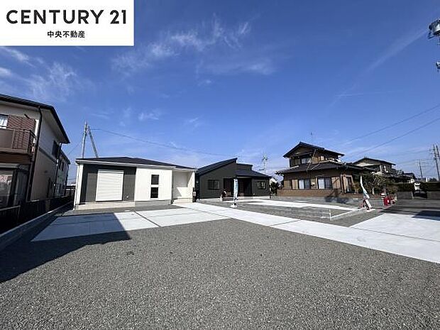 夫婦で車を所有しているご家庭や、来客時にも安心の広さ。趣味のバイクや自転車もゆったり置くことが出来ます。(2026.2.16撮影)