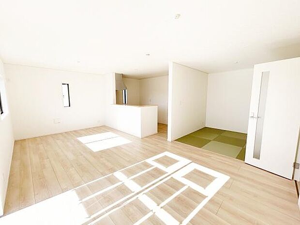 リビング内に和室スペースがあり、広さがあるからこそご家族でリビングで過ごす時間が充実しそうです！