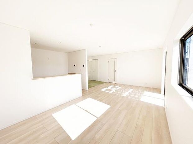 オープンカウンターで広がりと一体感のあるリビングダイニングキッチン。明るい日が差し込み、冬でもあたたかいリビング(^^)/