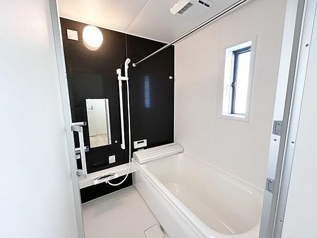 手足が伸ばせるゆとりの浴槽で一日の汗や疲れを流し、リラックスタイムを満喫できます。