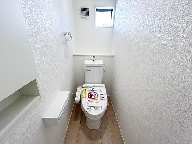 温水洗浄便座付きのトイレで、一年を通して快適にご利用できます。手洗い器付き♪