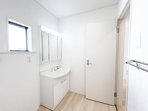 スッキリとしたデザインの洗面化粧台はお掃除がしやすくスタイリッシュな印象です。