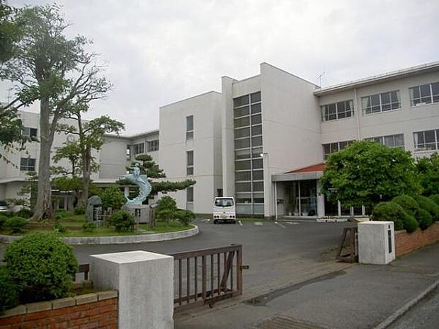 焼津市立港中学校まで640m