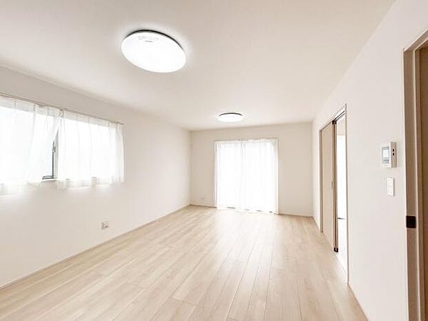 南面に広がるリビングです。キッチンからお子様の様子も確認しやすい間取りですね！