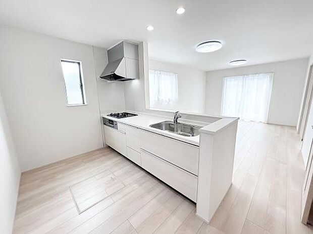 広いキッチンは料理がしやすく家族皆で、調理を楽しめます。ダイニングとリビングにいるご家族を、キッチンから見渡しやすいので、コミュニケーションも取りやすいです。