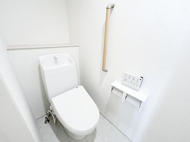 温水洗浄便座付きのトイレで、一年を通して快適にご利用できます。