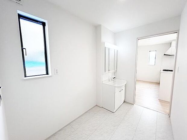 明るい洗面室♪洗濯をしたり身支度を整えたりするのに十分なスペースがあります!