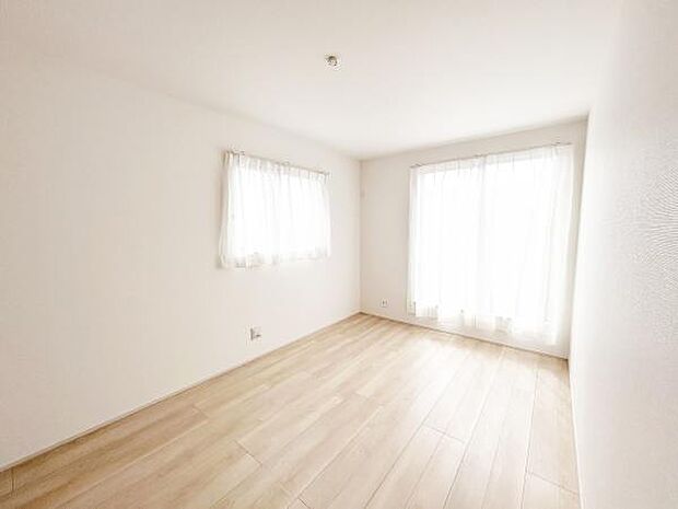 2面採光で明るい2階の洋室。フローリングなので、お掃除がしやすいです♪