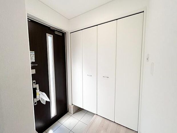 清潔感のある空間を保てるよう、収納スペースを広く設けております。たくさんある靴もすべて収納でき、玄関がスッキリです♪