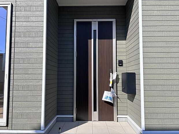 玄関ドアのスリッドラインから陽の光が入る明るいエントランス♪TVモニター付インターホンでセキュリティ面にも配慮♪