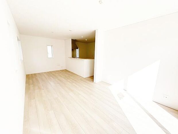 オープンカウンターで広がりと一体感のあるリビングダイニングキッチン。家事動線にこだわった間取りです。