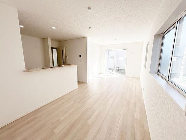 太陽の光が差し込むとっても明るいリビング!思わず微笑みたくなる居心地の良さ。