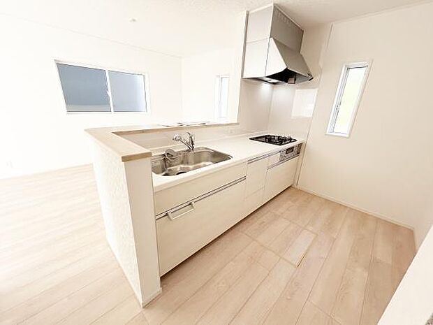 対面キッチンなのでリビングと一体感があり、広々とした空間の中で楽しく食事やお菓子作りが出来ますね♪