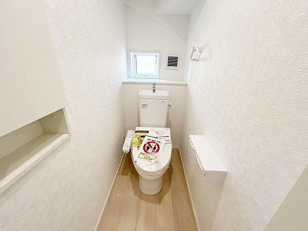 各階にシャワートイレを設置。シャワー洗浄機能付きで、お掃除もラクラクです。