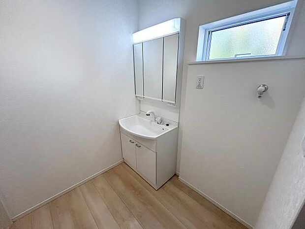 フラットな鏡は掃除がしやすく毎日清潔!鏡裏には収納があるのでスッキリとした洗面台が保てます。