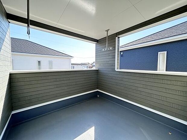 バルコニーへと直接出入りでき、リモートワークや家事の合間に、風に当たりながら手軽にリフレッシュしていただけます。