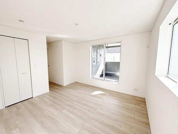 バルコニーから暖かな光が差し込み部屋を照らします。洗濯物を干す⇒ＣＬへしまう洗濯動線も良好です。