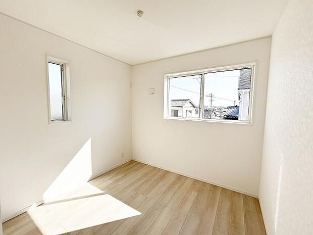 家具を配置しやすい広さとシンプルな内装、1人でほっとくつろげる落ち着きあるカラートーンのお部屋です。