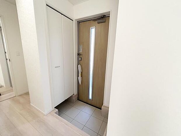 清潔感のある空間を保てるよう、収納スペースを広く設けております。たくさんある靴もすべて収納でき、玄関がスッキリです♪