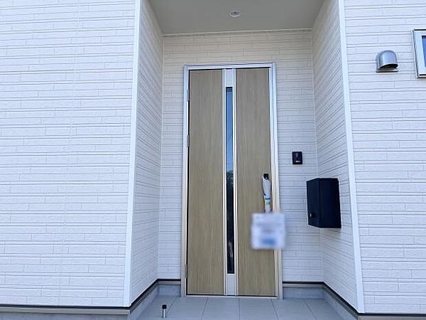 玄関ドアのスリッドラインから陽の光が入る明るいエントランス♪ＴＶモニター付インターホンでセキュリティ面にも配慮♪