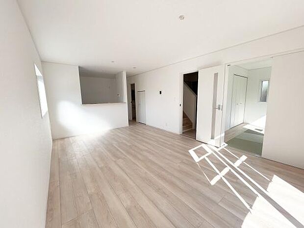 オープンカウンターで広がりと一体感のあるリビングダイニングキッチン。家事動線にこだわった間取りです。