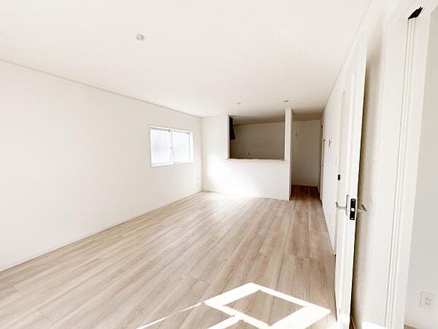 リビングに隣接した和室あり♪窓が大きい為昼間は電気をつけなくても明るくあたたかいです(^_^)