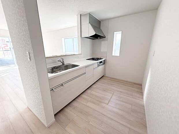 広いキッチンは料理がしやすく家族皆で、調理を楽しめます。ダイニングとリビングにいるご家族を、キッチンから見渡しやすいので、コミュニケーションも取りやすいです♪