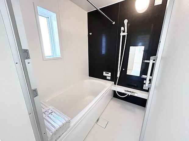 落ち着いた色合いの浴室！ハンガーポール付きです。シャンプーやボディソープを置くスペースも確保されています。