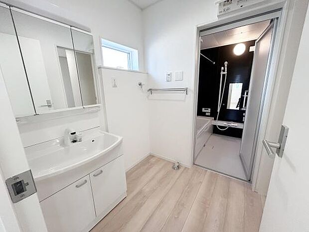 暮らしを快適に変えるシャワー付洗面化粧台♪ゆとりの洗面スペースで朝の身支度もスムーズに☆