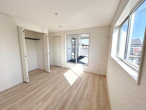 バルコニーに面した明るい洋室です♪洗濯物を取り込んでお部屋にあるクローゼットにすぐにしまえるので導線もばっちりですね☆
