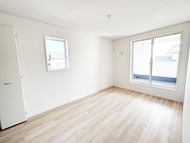 バルコニーから暖かな光が差し込み部屋を照らします。洗濯物を干す⇒ＣＬへしまう洗濯動線も良好です。