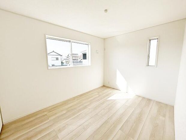 2面採光で明るい2階の洋室。フローリングなので、お掃除がしやすいです♪