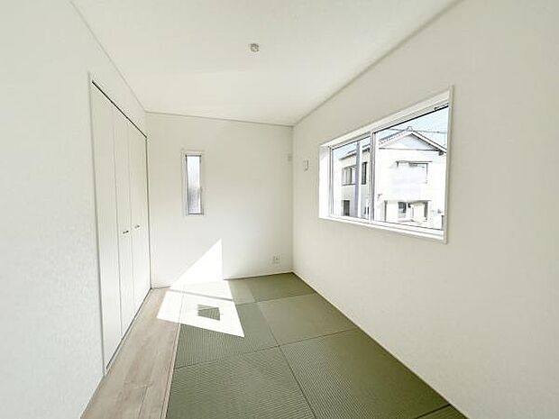 意外と場所をとるアイロンがけや、お洗濯物を畳むときにも広々と使うことができ、ちょっと一休みしたいとき、すぐに横になれるのも魅力です♪