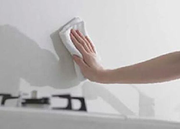 キッチンの表面は水はねや汚れからガードするパネルタイプの壁材を採用。目地が少なく、汚れの拭き取りが簡単です。国土交通大臣認定の防火材料で、熱にも強い。