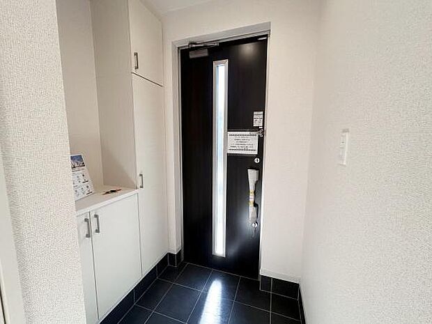 散らかりがちな玄関もスッキリの玄関収納付♪飾り棚としても演出できる靴箱で、お客様を心地よくお迎えできそうですね♪