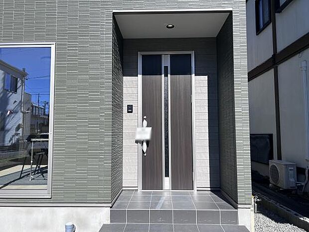 玄関ドアのスリッドラインから陽の光が入る明るいエントランス！ＴＶモニター付インターホンでセキュリティ面にも配慮♪