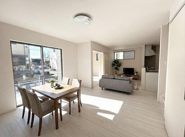 大きな窓から明るくあたたかな陽光が差し込むリビングです♪ダイニングテーブルは窓側においてもキッチンの横においても良いですね(^_^)※家具はイメージです