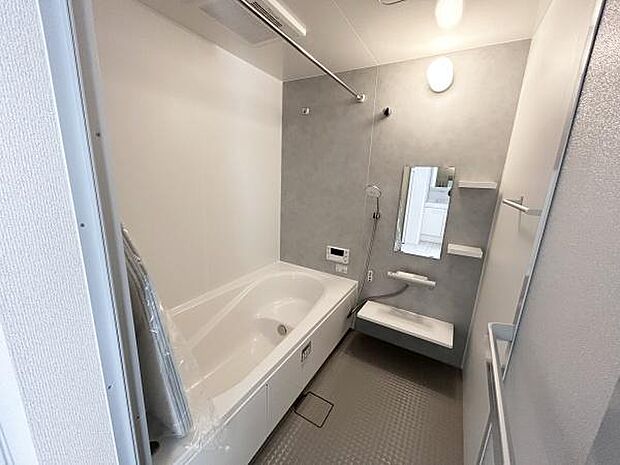 浴室はゆとりがあります♪お子さんと一緒に入っても十分な広さです！ハンガーポール付きのため、浴室乾燥使用時もすぐに洗濯物をかけられます。