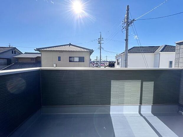 バルコニーへと直接出入りでき、リモートワークや家事の合間に、風に当たりながら手軽にリフレッシュしていただけます。