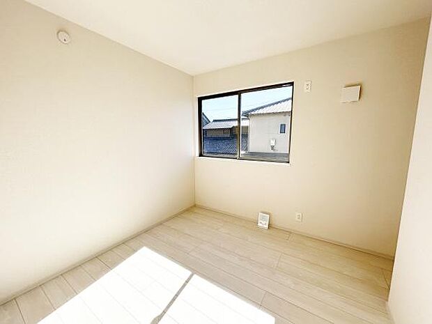 家具を配置しやすい広さとシンプルな内装、1人でほっとくつろげる落ち着きあるカラートーンのお部屋です。