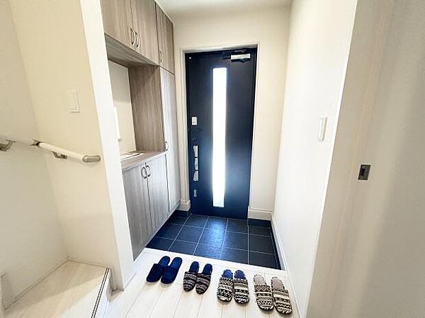 お客様をお迎えするのにご家庭ならでは雰囲気が出せる玄関の作り。収納棚の上には写真や小物を飾ることが出来ますし、傘立て等を置いても、靴を置くのに十分なスペースが残ります◎