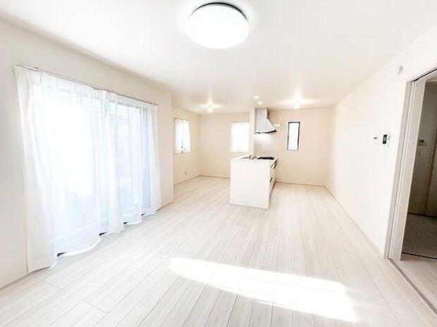 オープンカウンターで広がりと一体感のあるリビングダイニングキッチン。明るい日が差し込み、冬でもあたたかいリビング(^^)/