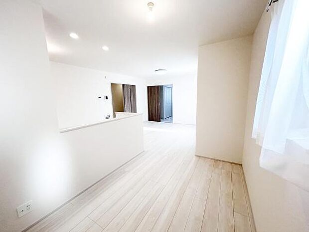 窓から陽差しが広がり、あたたかな空間が形づくられています。ご家族の笑顔集まる憩いの空間です( ^^ )