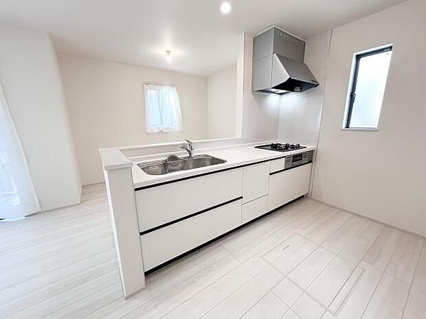 前にも後ろにもゆとりがあるキッチンスペース、棚や冷蔵庫を配置しても狭く感じないはずです♪あたたかく明るいリビングのそばでお料理が出来ます!