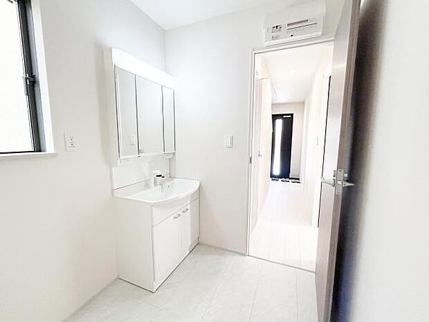 スッキリとしたデザインの洗面化粧台はお掃除がしやすくスタイリッシュな印象です。