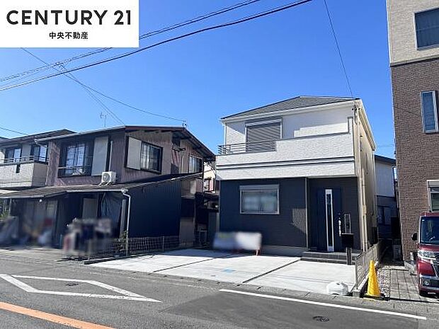 コンパクトな敷地に対して、駐車3台はしっかり確保!草取りやお家周りのお手入れが楽なのがメリットです☆